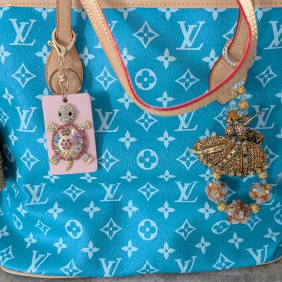 EXTRA-LARGE FASHION Tote in a Gorgeous Ocean BLUE & Comes with POUCH! - Picture 1 of 7